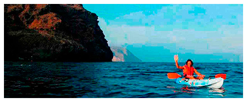 Pedrito remando en Kayak en el Cerro Negro, las Negras, cabo de Gata