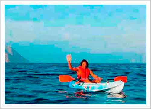 Le sport nautique de pagayer ou de pagayer en kayak ou en SUP pour les paysages incroyables de Cabo de Gata devient également une merveilleuse aventure nautique.