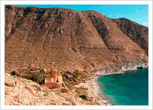 excursiones en Cabo de Gata. Excursiones por acantilados, paisajes deserticos, playas y calas recónditas y pedazos de historia para descubrir el Parque Natural Cabo de Gata